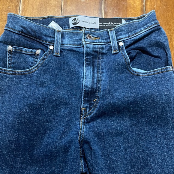Levi's Classic Blue Straight Leg Denim Jeans Silver Tab Mom Jean Size 28 - Picture 2 of 5